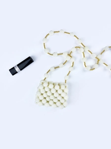 Elegante mini handgemaakte parelmoer crossbodytas met goudkleurige ketting en lipstick