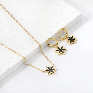 Détail du parure collier et boucles d'oreilles hexagonales avec émail noir et finition dorée