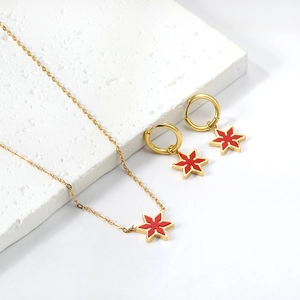 Détail du pendentif hexagone en émail rouge et de l'ensemble boucles d'oreilles or