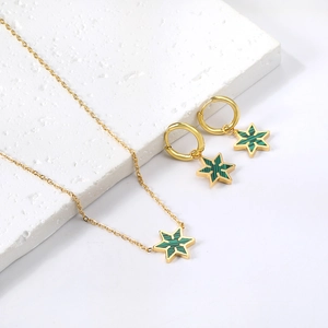 Détail de l'ensemble de bijoux en acier doré avec pendentifs étoile en malachite verte