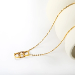Collana in acciaio inossidabile placcata oro 18K con pendente a triplo anello in zircone