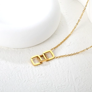 Elegante collana dorata con tre anelli quadrati intrecciati e accenti in zircone