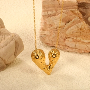 Hammered texture heart pendant necklace in 18K gold plated stainless steel