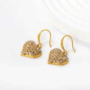 Boucles d'oreilles cœur dorées 18 carats avec cristaux blancs étincelants sur fond blanc