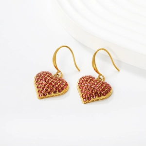 Boucles d'oreilles cœur plaquées or 18 carats avec strass fuchsia étincelants sur blanc