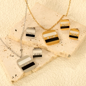Détail d'ensembles de bijoux géométriques en or et argent avec incrustation de nacre