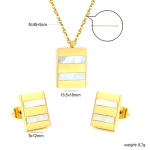 Parure collier et boucles d'oreilles dorée avec nacre blanche et détails de taille