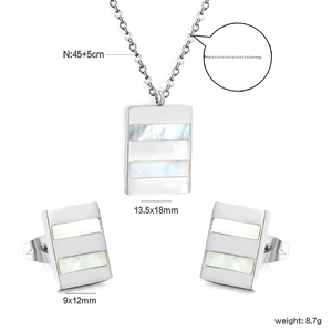 Détail de l'ensemble collier et boucles d'oreilles géométriques avec nacre blanche
