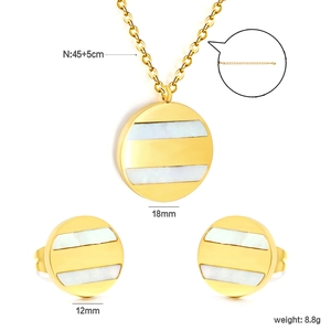 Dimensions détaillées de la parure collier et boucles d'oreilles en nacre géométrique dorée