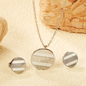 Détail macro d'un ensemble de collier à pendentif rond géométrique et boucles d'oreilles