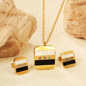 Détail de collier et boucles d'oreilles carrés dorés avec incrustation de nacre