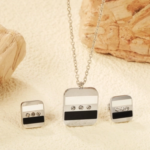 Détail macro du set de bijoux argentés avec pendentifs rayés sur pierre naturelle