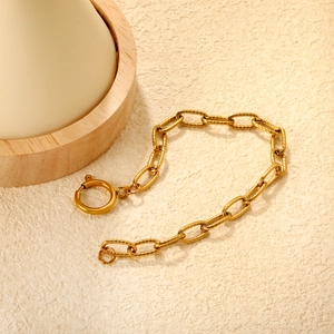 Gold textured chunky chain bracelet with spiral pattern rings and round spring clasp