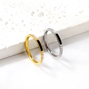 Ensemble de bagues minimalistes en acier doré 18K avec zircone et émail noir