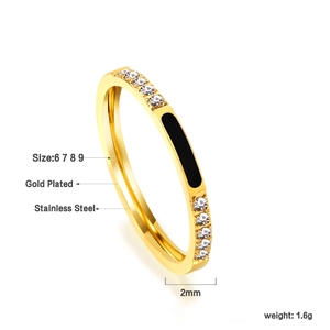Détail de la bague en acier inoxydable plaqué or 18K avec émail noir et zircons