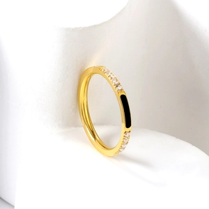 Détail d'une bague plaquée or 18 carats avec pavé de cristaux et émail noir élégant