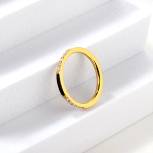 Bague minimaliste en acier inoxydable plaqué or 18 carats avec zircons et émail noir