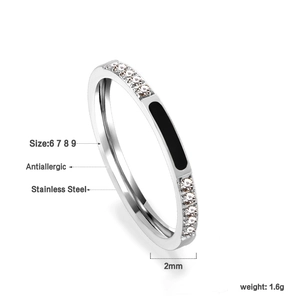 Détail d'une bague en acier de 2mm avec émail noir et petites pierres de zircone