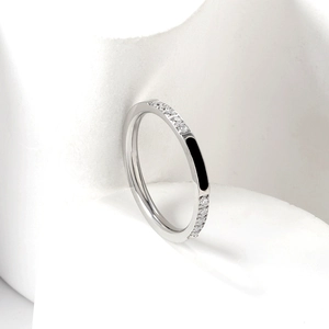 Bague minimaliste en acier inoxydable plaqué or 18K avec émail noir et zircons