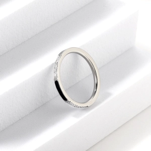 Détail macro d'une bague argentée avec émail noir et oxydes de zirconium sur socle