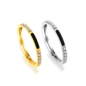 Bague minimaliste en acier plaqué or 18K et argent avec émail noir et zircone