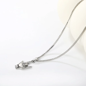 Vue détaillée du collier pendentif geste rock avec finition polie miroir argenté