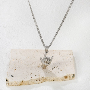 Collier argenté plaqué or 18 carats avec pendentif geste rock 3D et chaîne à maillons fins