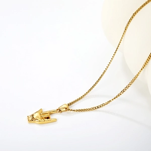 Collier minimaliste plaqué or 18 carats avec pendentif geste de la main ILY sur chaîne