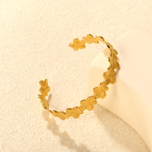 Eleganter Blumen Armreif Aus Edelstahl Vergoldet Texturiertes Fünfblättriges Floral Design Modeschmuck Für Damen