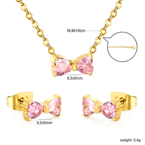 Makro-Detail des rosa Schleifen-Schmucksets mit Maßen und Edelstahl-Halsketten-Finish