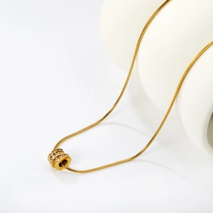 Collier élégant en acier doré avec pendentif à trois anneaux sertis de zircons brillants