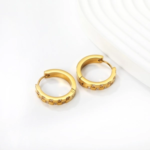 Détail macro de boucles d'oreilles créoles dorées 18K avec zircons incrustés CNC
