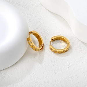 Boucles d'oreilles créoles en acier plaqué or 18K avec zircons damier