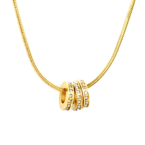 Collier chaîne serpent dorée avec trois pendentifs anneaux sertis de diamants brillants