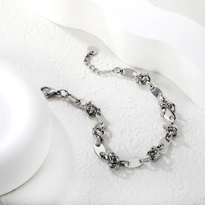 Detailansicht eines silbernen Gliederkettenarmbands mit Karabinerverschluss und Verlängerung
