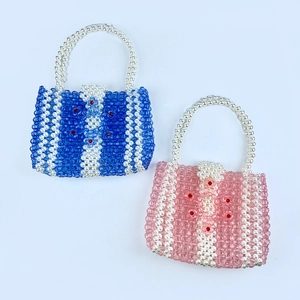 Détail du sac à perles fait main avec poignée en perles et motifs floraux tissés