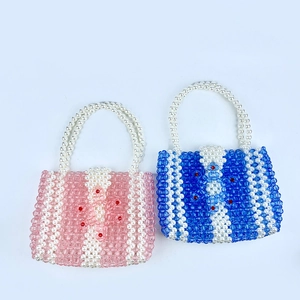 Détail de sacs à main en perles acryliques avec rayures roses bleues et accents floraux