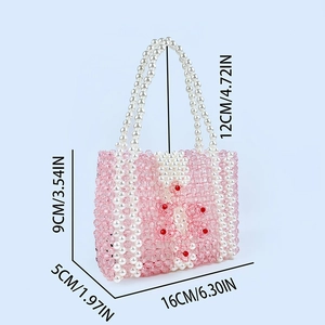 Détail du sac à main en perles acryliques avec accents floraux roses et anses perles
