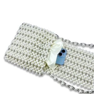 Vue détaillée du sac en perles avec doublure en satin montrant la capacité du téléphone