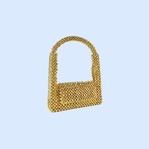 Vue détaillée du tissage complexe de perles dorées et texture métallique du sac à main
