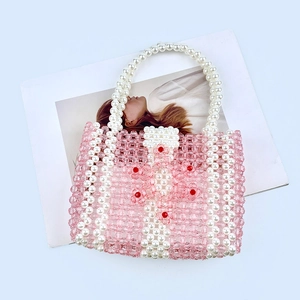 Détail du sac à main artisanal en perles acryliques avec cristaux roses et perles