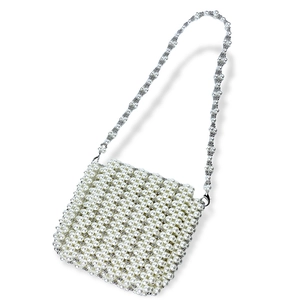 Détail du sac en perles blanches fait main avec texture résille et bandoulière élégante