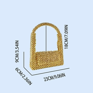 Détail du sac à main en perles dorées tressées montrant la longueur de 23cm et la texture