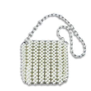 Détail du sac de perles blanches fait main montrant le perlage et les fermoirs argentés