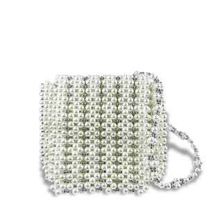 Vue détaillée du sac en perles blanches fait main avec perles argentées et texture tissée