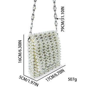 Vue détaillée du sac en perles blanches tressé main avec dimensions 17x16x5cm