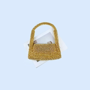 Détail du sac à main artisanal en perles dorées avec tissage évidé chic