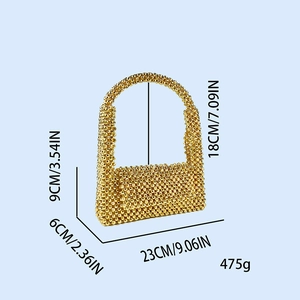 Détails du sac à perles dorées: longueur 23cm, hauteur 9cm et anse d'une hauteur 18cm