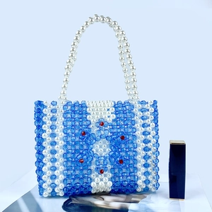 Détail de sac à main en perles acryliques bleues et blanches avec motif de fleur