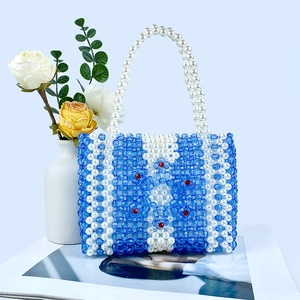 Détail du sac à main fait main en perles et cristaux bleus avec motifs de fleurs